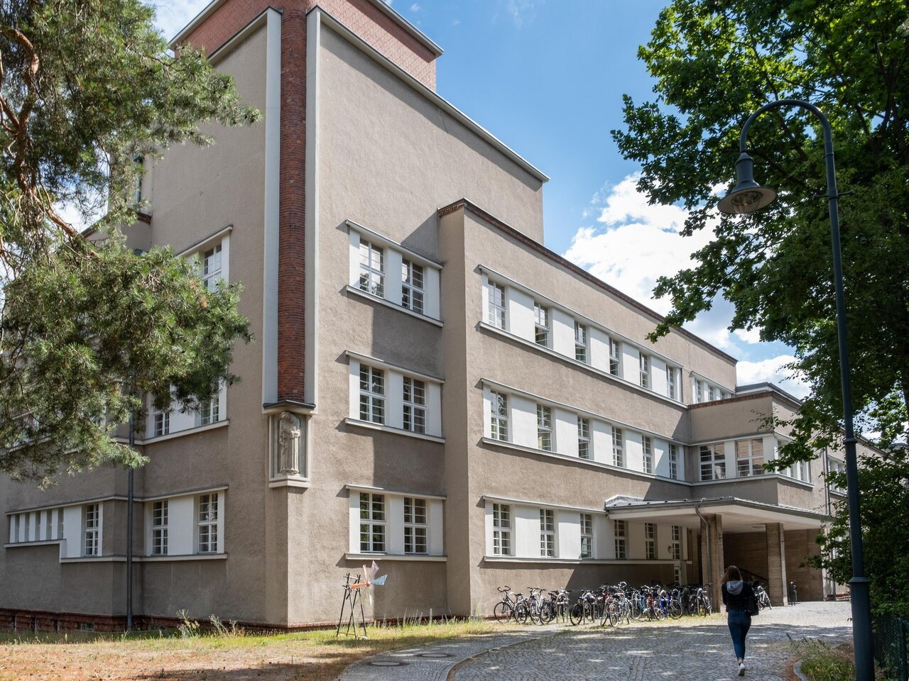 Das Gebäude der KHSB mit dem Haupteingang.