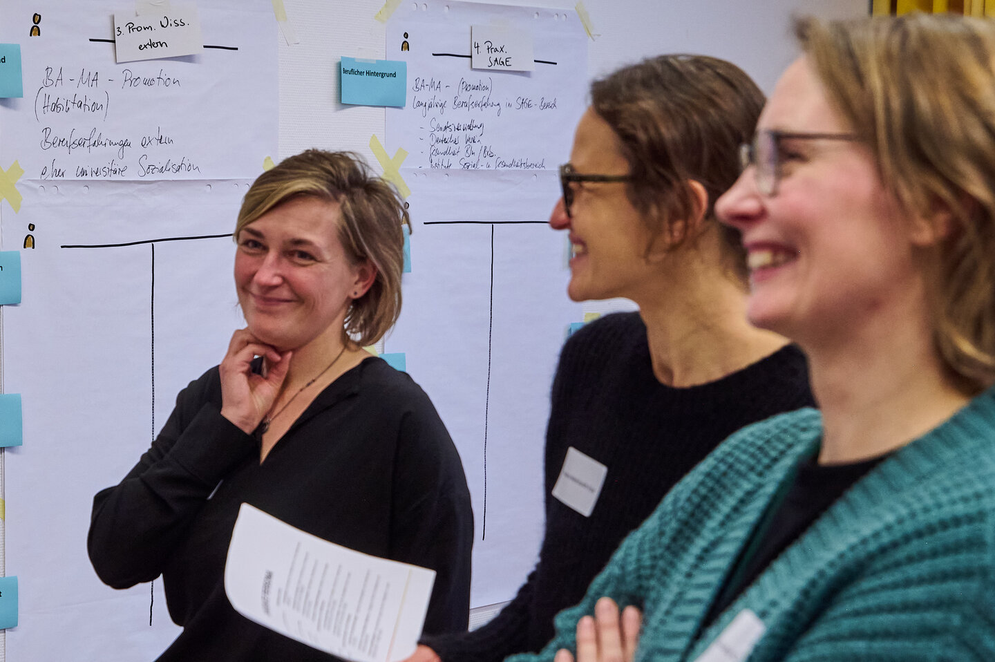 Workshop Teilnehmende besprechen sich miteinander. 