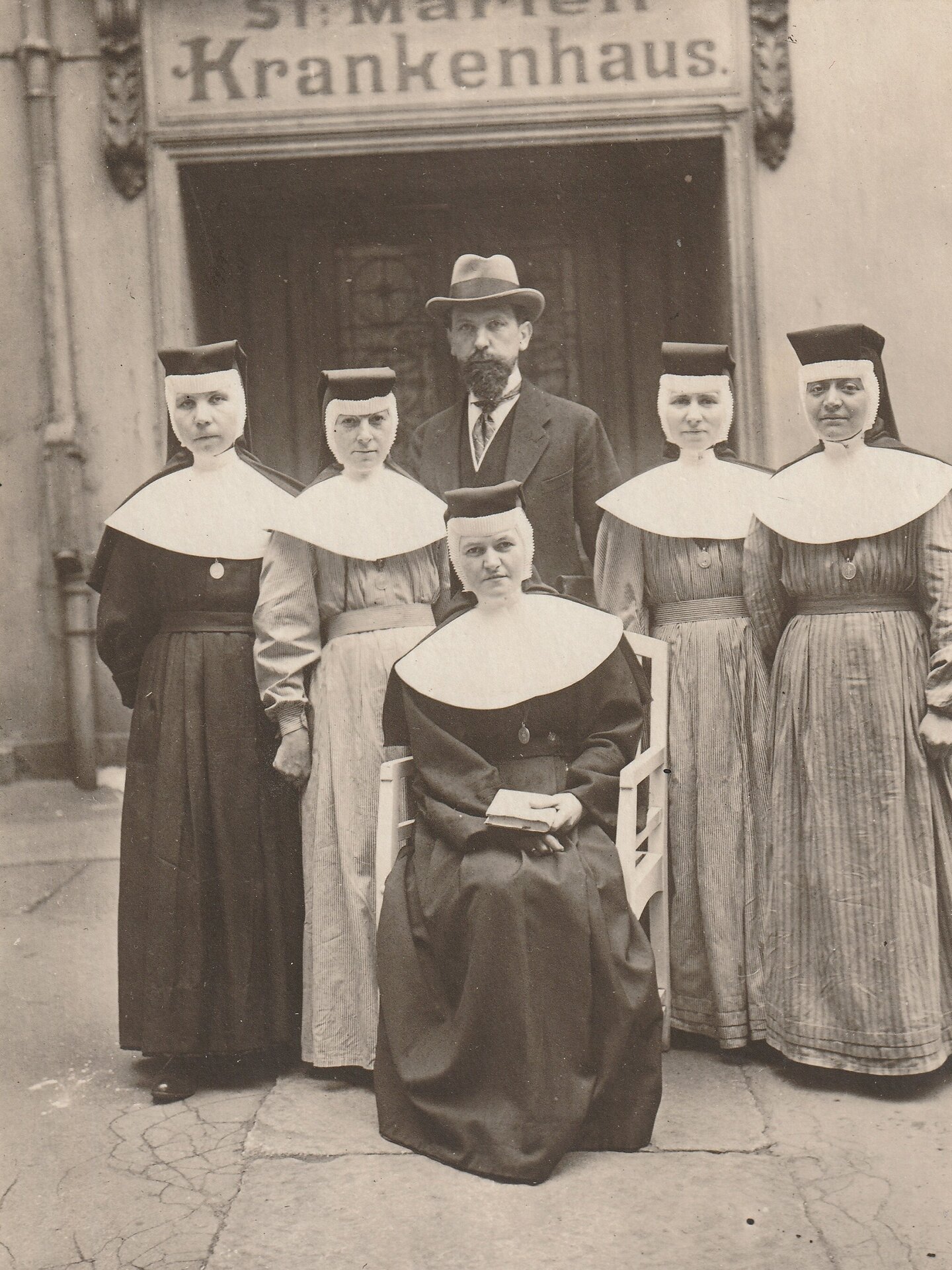 „PL vor Marienkkh mit Schwestern“, Paul Lazarus mit Marienschwestern vor dem St. Marien-Krankenhaus in Berlin, 