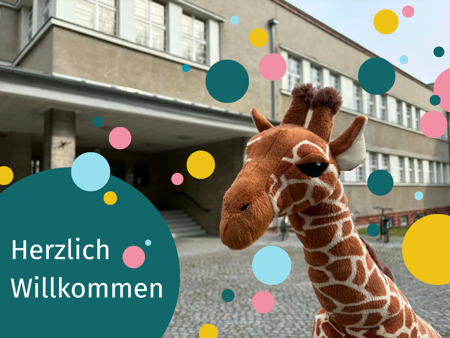 Eine freundliche Kuscheltier-Giraffe steht vor dem Eingang der KHSB.
