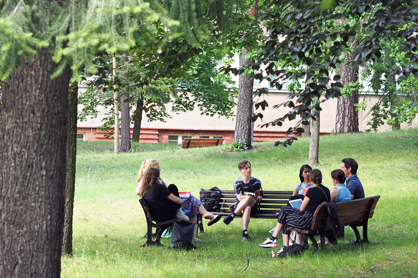 Eine Gruppe Studierender sitzt zusammen und unterhält sich. 