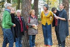 Mitarbeitende und Teilnehmende stehen auf dem Campus der KHSB