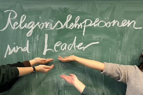 Religionspersonen sind Leader auf Tafel, Studierende und weitere Hände