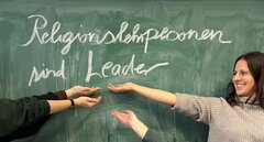 Religionspersonen sind Leader auf Tafel, Studierende und weitere Hände
