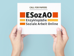 Hände halten Blatt mit "Call for Paper" Aufruf hoch