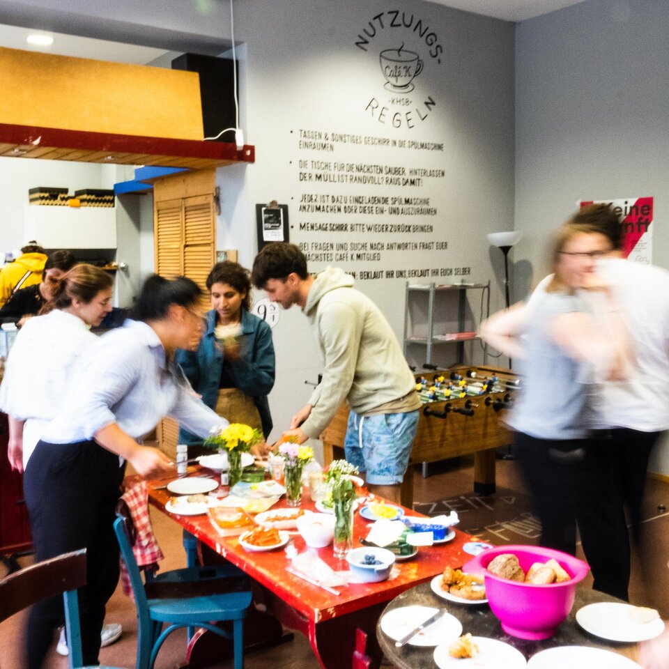 Studierende bedienen sich an einem Buffet im Café K.