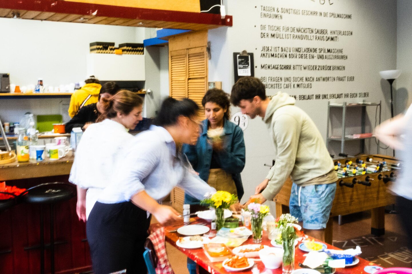 Studierende bedienen sich an einem Buffet im Café K.