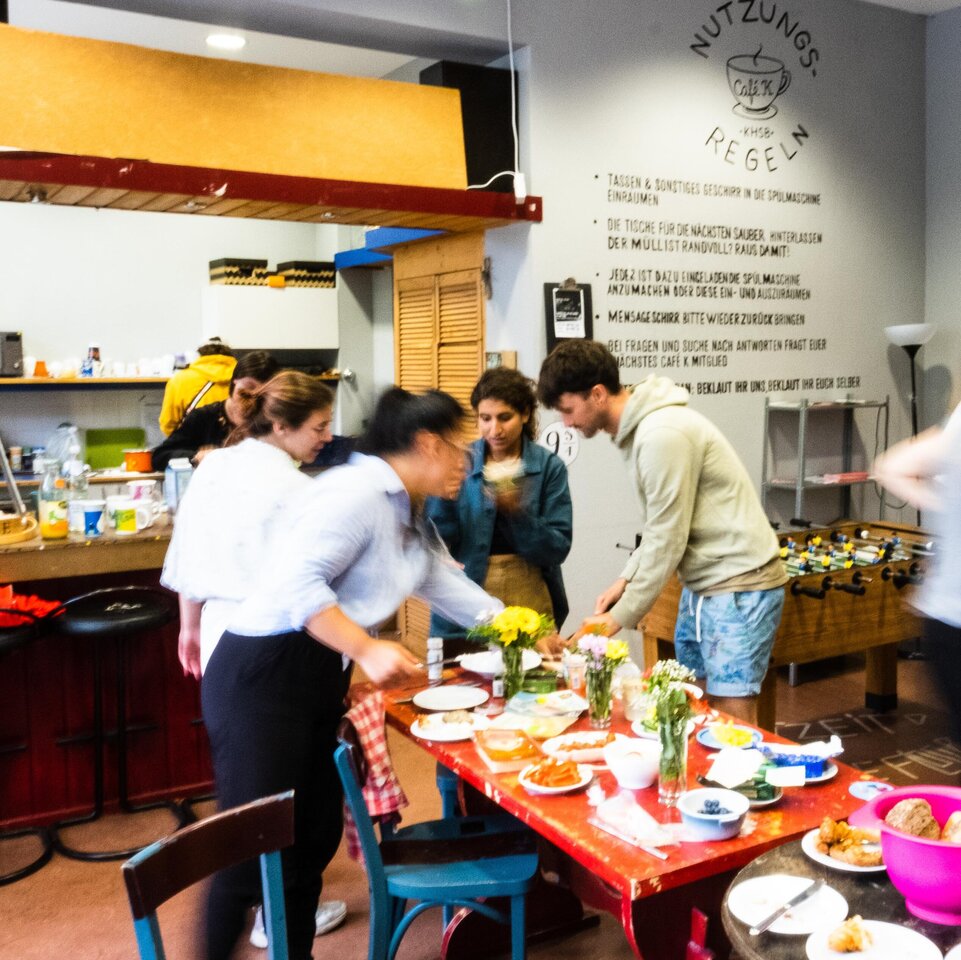 Studierende bedienen sich an einem Buffet im Café K.