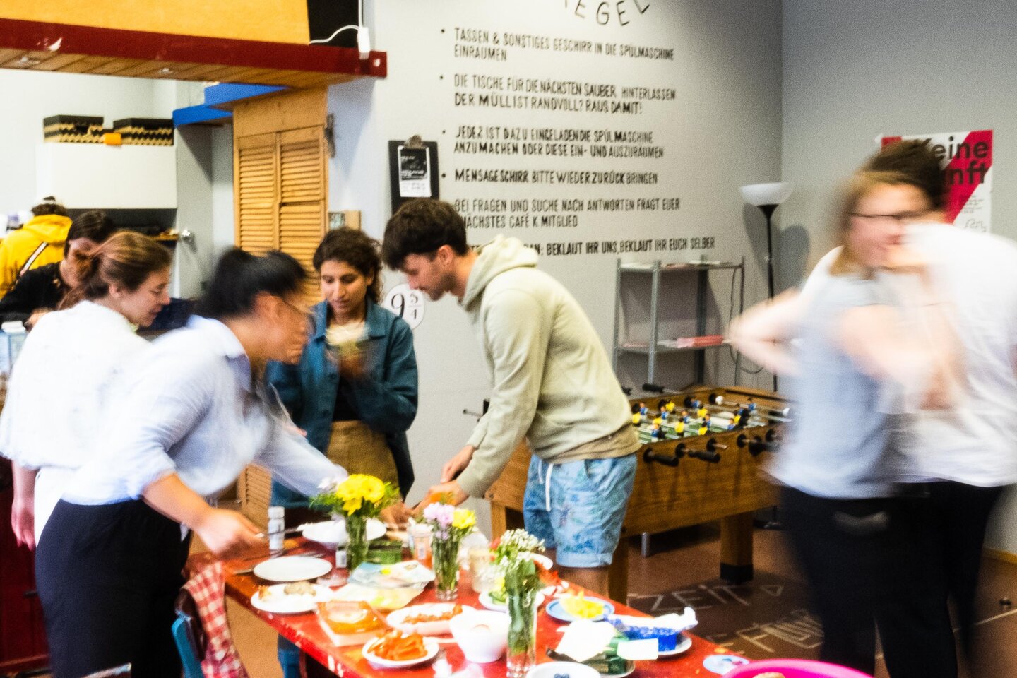 Studierende bedienen sich an einem Buffet im Café K.