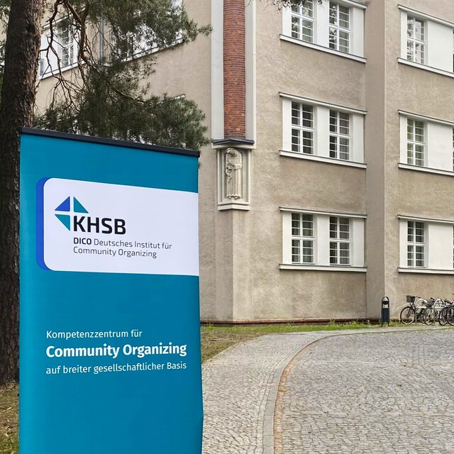 KHSB Gebäude mit DICO Banner im Vordergrund
