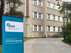 KHSB Gebäude mit DICO Banner im Vordergrund