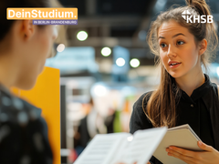 Frau im Gespräch, Logos der KHSB & der Messe Dein.Studium