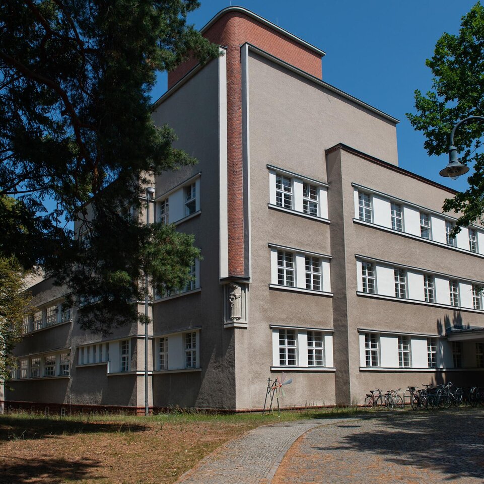 Hochschulgebäude vom Haupteingang aus gesehen