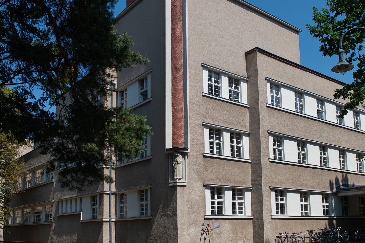 Hochschulgebäude vom Haupteingang aus gesehen