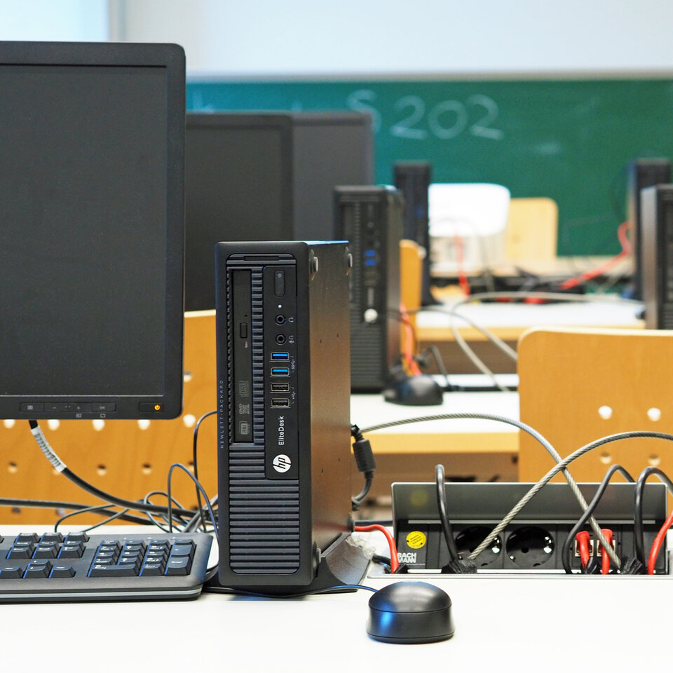 KHSB_2019_Technik Im Seminarraum stehen mehere PC Arbeitsplätze.