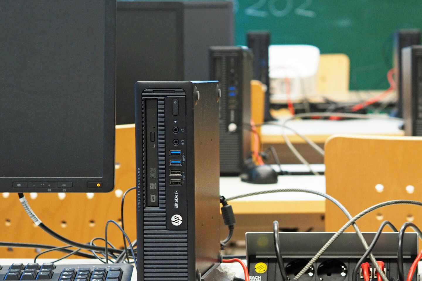 Im Seminarraum stehen mehere PC Arbeitsplätze. 