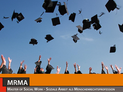 MRMA Masterfeier Alumni werfen Hüte in die Luft MRMA Logo am unteren Bildrand