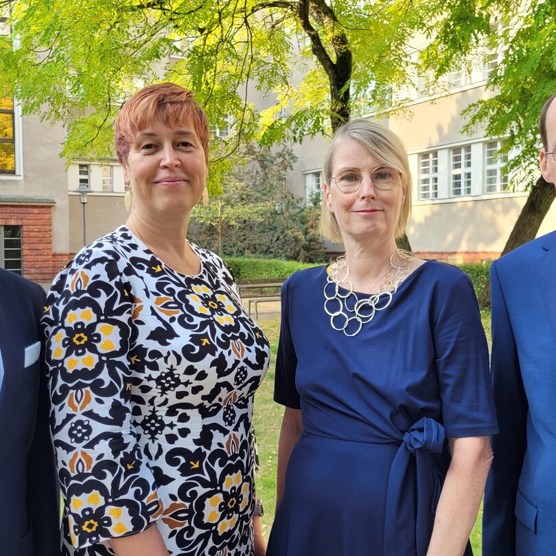 Hochschulleitung der KHSB – Prof. Dr. Reinhard Burtscher, Prof.‘in Dr. Gabriele Kuhn-Zuber, Prof.‘in Dr. Petra Mund, Kanzler Martin Wrzesinski stehen vor dem Hochschulgebäude