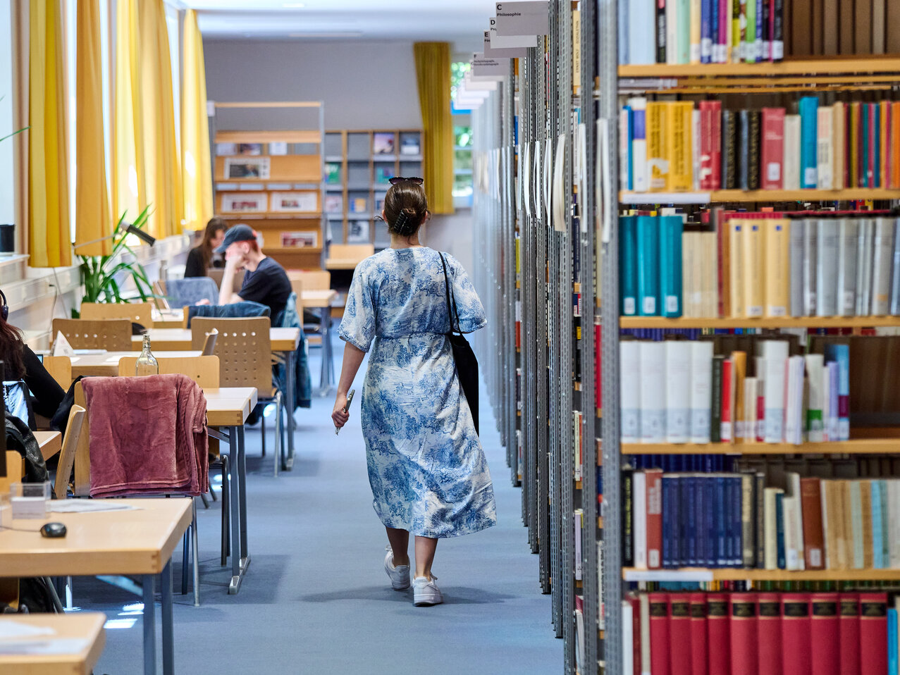 Studierende in der Bibliothek.
