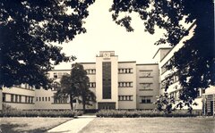Eine historische Aufnahme zeigt den Innenhof des St. Antonius-Krankenhauses.