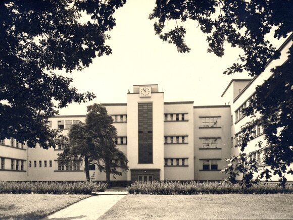Eine historische Aufnahme zeigt den Innenhof des St. Antonius-Krankenhauses.
