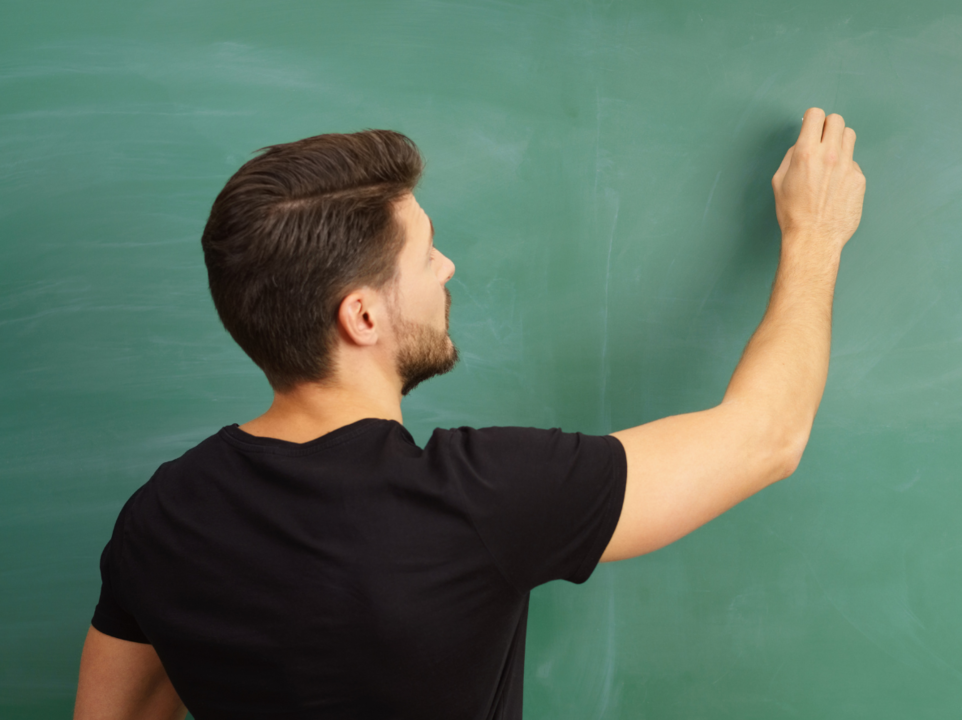 Student schreibt an Tafel