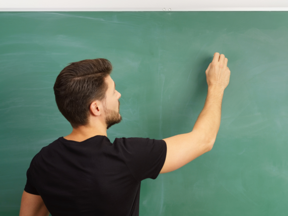 Student schreibt an Tafel