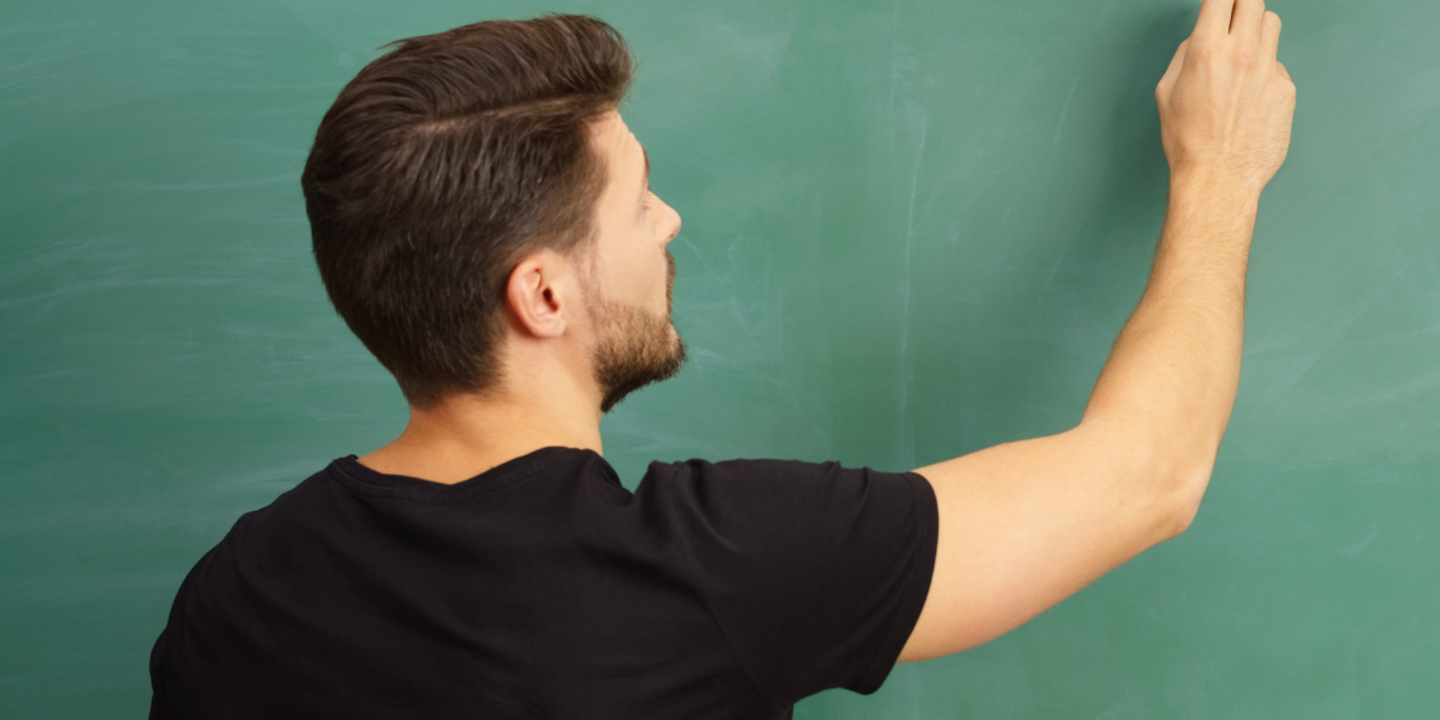 Student schreibt an Tafel