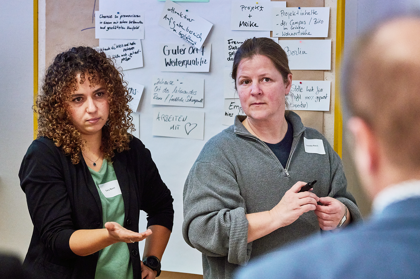 Personen argumentieren bei einem Workshop