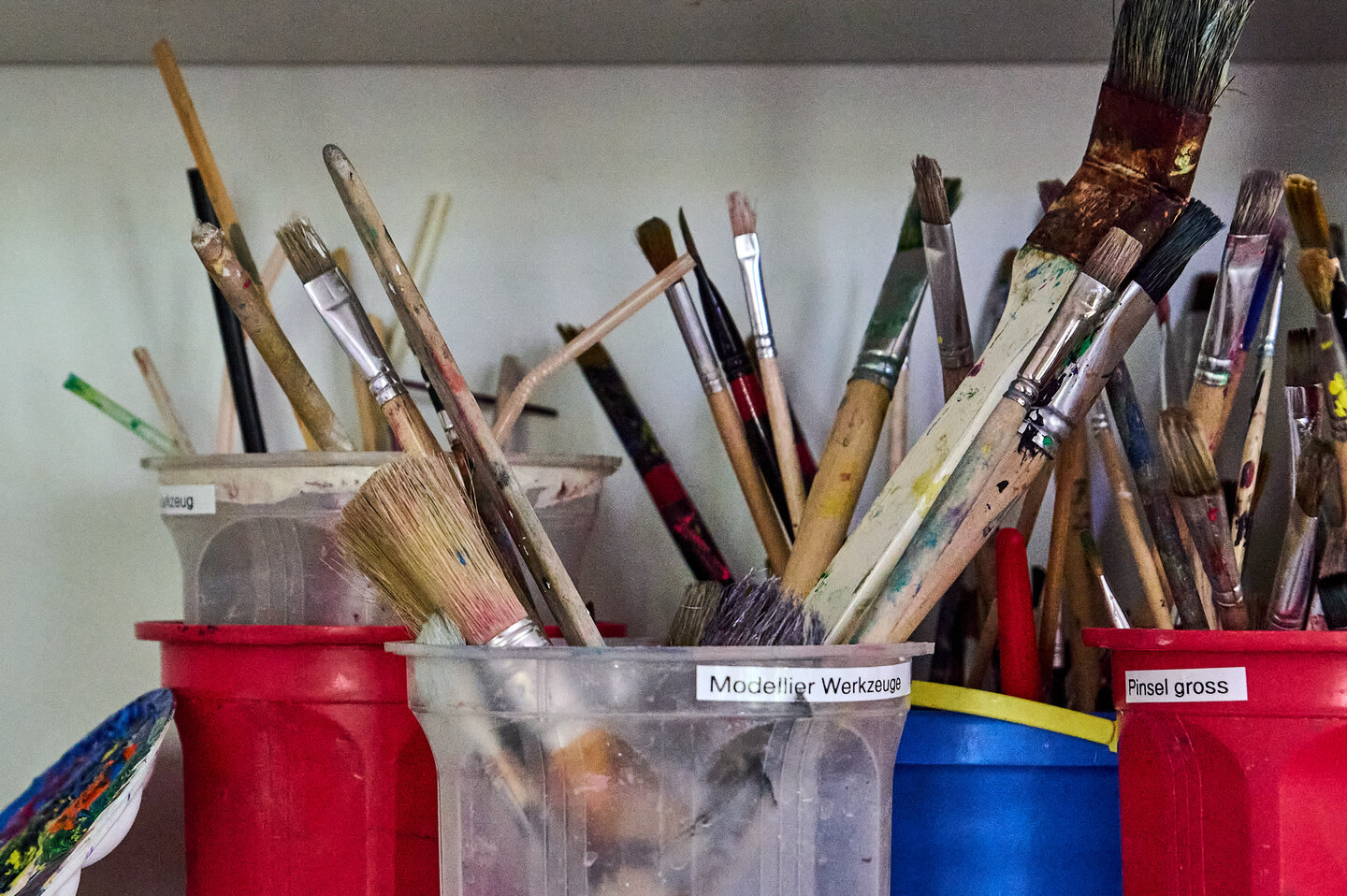Verschiedene Pinsel aus der Kunstwerkstatt