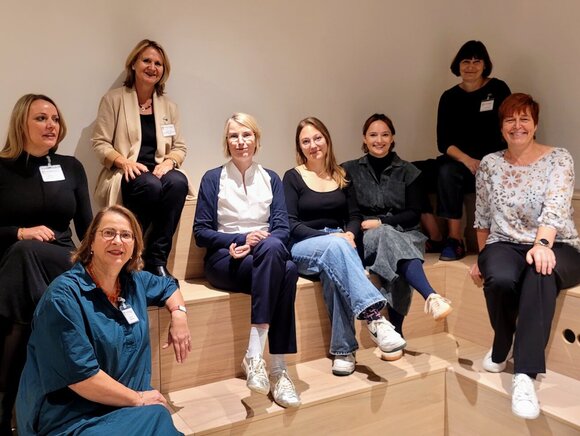 v.l.n.r. Nia Selensky (stellvertretende Schulleitung KSES), Ursula Mai (Schulleitung KSES), Birgit Herbst (Leitung Fachschule für Sozialpädagogik), Prof. Dr. Petra Mund (Vizepräsidentin KHSB), StuPa-Präsidentinnen Jules und Mattea, Tina Correll (Leitung Berufsfachschule für Sozialassistenz) und Prof. Dr. Gabriele Kuhn-Zuber (Präsidentin KHSB)