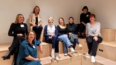 v.l.n.r. Nia Selensky (stellvertretende Schulleitung KSES), Ursula Mai (Schulleitung KSES), Birgit Herbst (Leitung Fachschule für Sozialpädagogik), Prof. Dr. Petra Mund (Vizepräsidentin KHSB), StuPa-Präsidentinnen Jules und Mattea, Tina Correll (Leitung Berufsfachschule für Sozialassistenz) und Prof. Dr. Gabriele Kuhn-Zuber (Präsidentin KHSB)