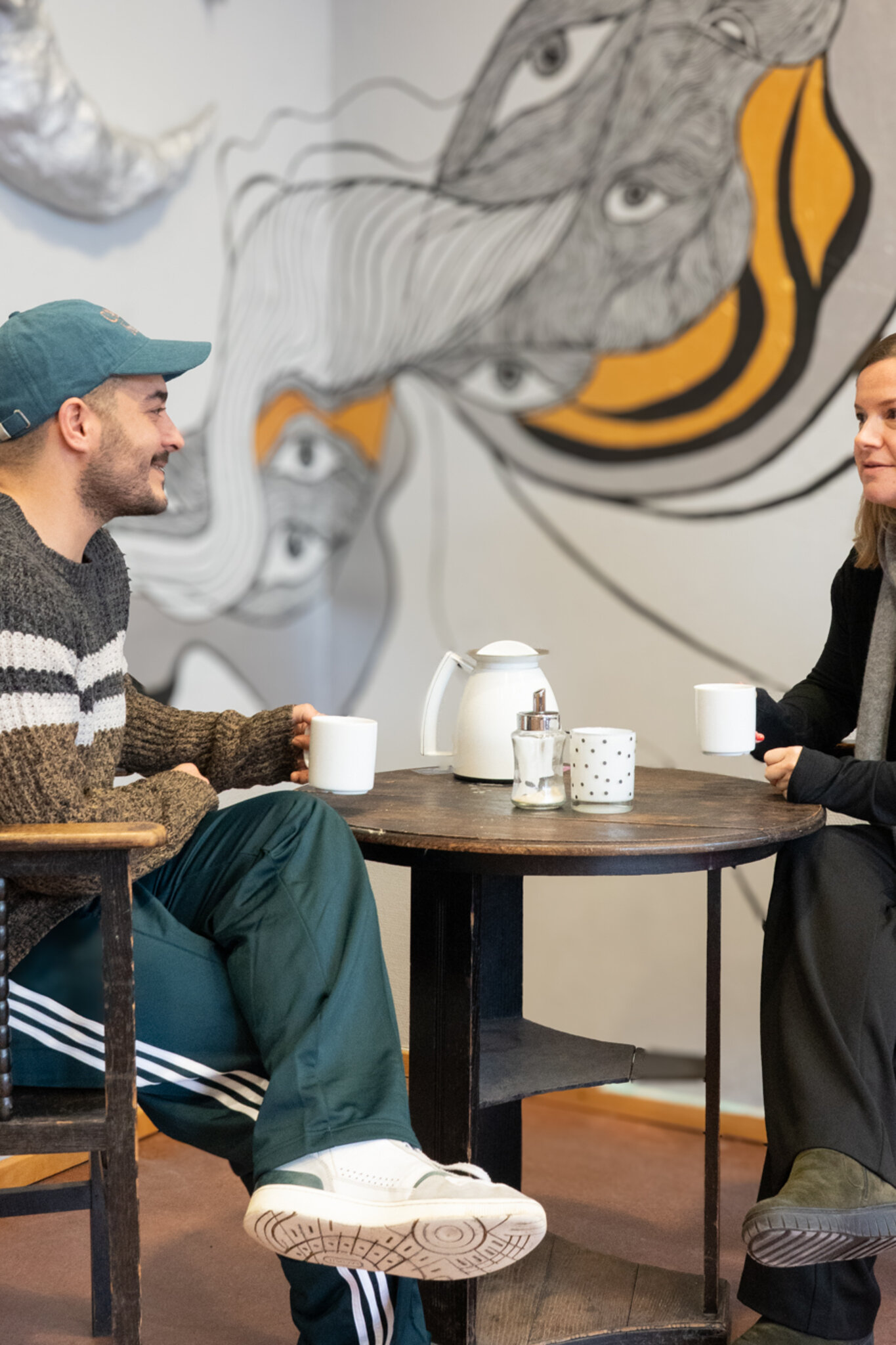 Zwei Studierende unterhalten sich im Café K