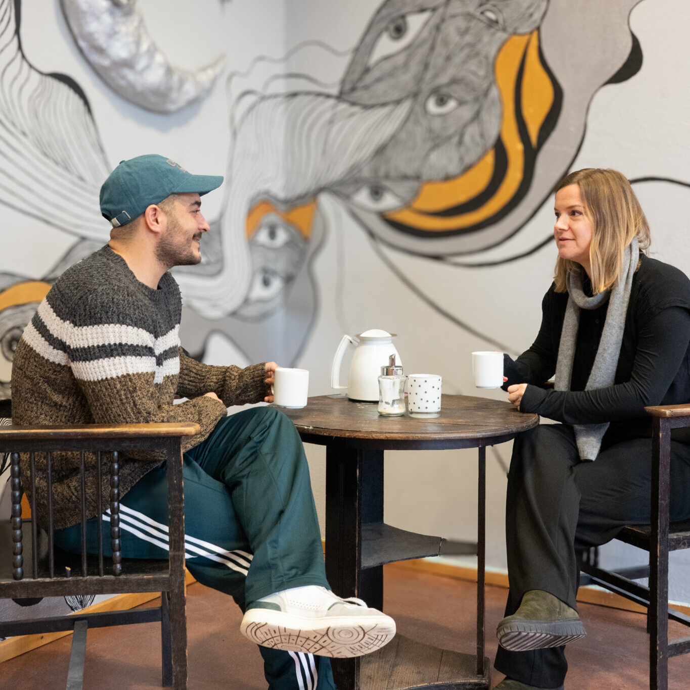 Zwei Studierende unterhalten sich im Café K