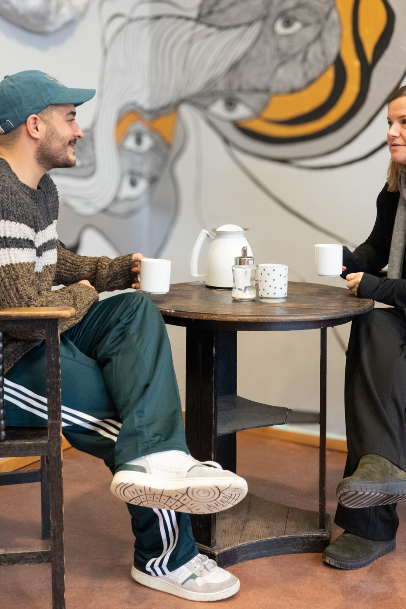 Zwei Studierende unterhalten sich im Café K