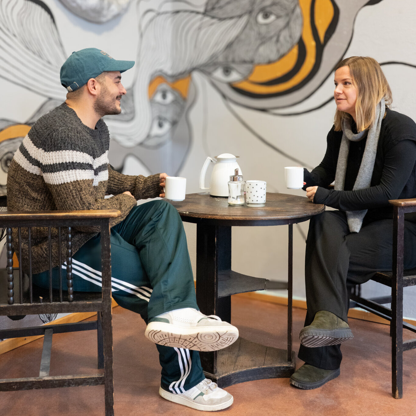 Zwei Studierende unterhalten sich im Café K