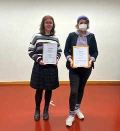 Verleihung Caritas Bachelorpreis 2025, Isabella Isovic (links) mit der Preisträgerin des zweiten Preises Anne-Kathin Dittschlag (rechts). 