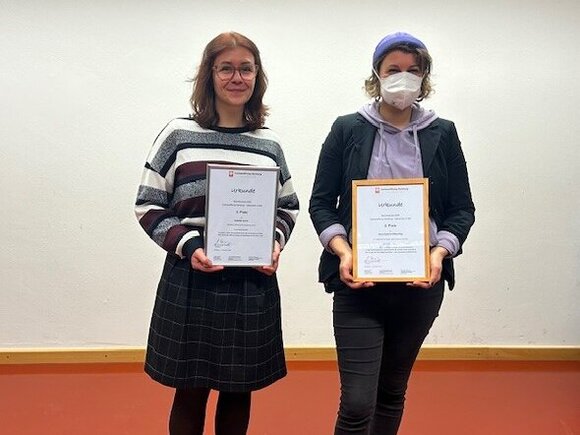 Verleihung Caritas Bachelorpreis 2025, Isabella Isovic (links) mit der Preisträgerin des zweiten Preises Anne-Kathin Dittschlag (rechts). 