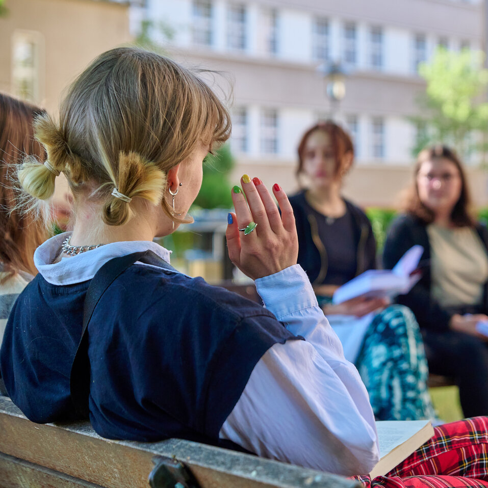 Studierende besprechen sich im Innenhof der KHSB.
