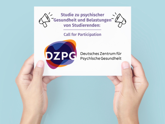 Symbolbild Call for Participation: Teilnehmende für Studie zu psychischer Gesundheit gesucht, zwei Hände halten Schild mit Logo DZPG hoch