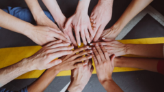 Viele Hände, die aufeinander zu zeigen