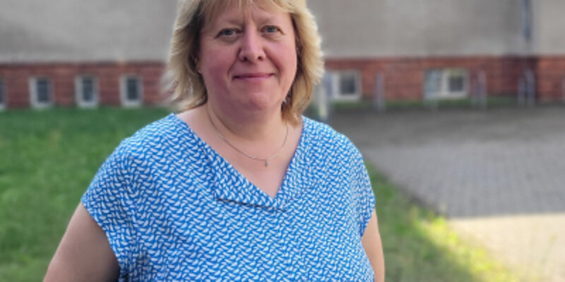 Ursula Scheele Beraterin für Studierende und Alumni der Bundesagentur für Arbeit steht im Innenhof der KHSB