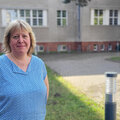 Ursula Scheele Beraterin für Studierende und Alumni der Bundesagentur für Arbeit steht im Innenhof der KHSB