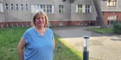 Ursula Scheele Beraterin für Studierende und Alumni der Bundesagentur für Arbeit steht im Innenhof der KHSB