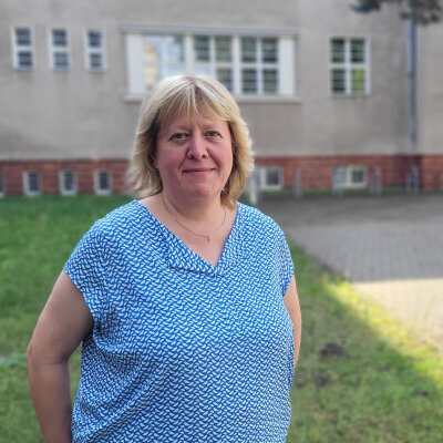 Ursula Scheele Beraterin für Studierende und Alumni der Bundesagentur für Arbeit steht im Innenhof der KHSB