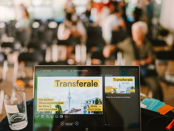 Ein Laptop mit einer Power-Point-Präsentation zur Transferale