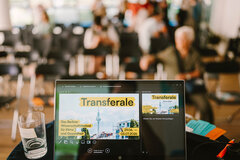 Ein Laptop mit einer Power-Point-Präsentation zur Transferale