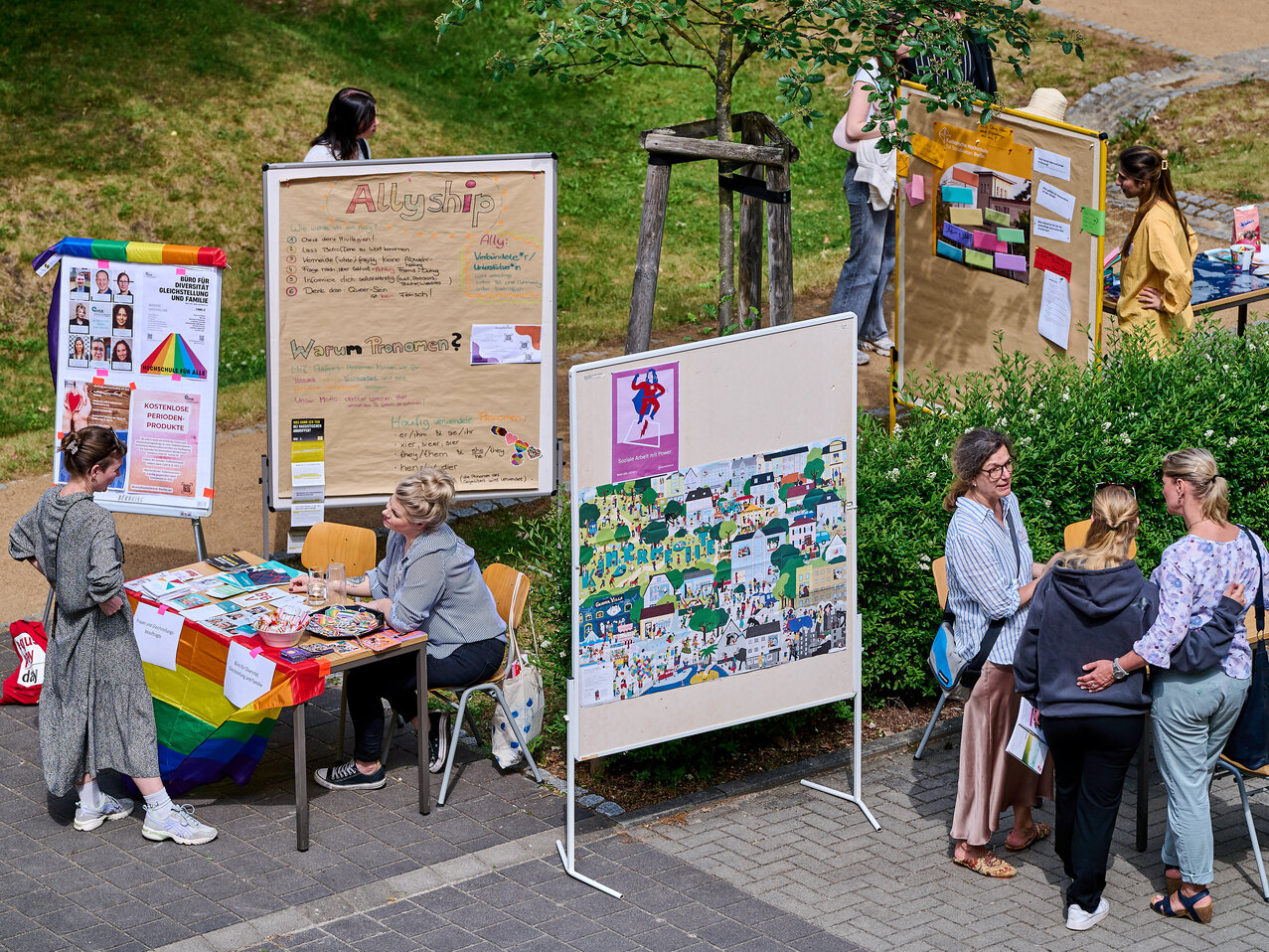 240527_KHSB_Karriere_Boillot_46 Im Innenhof der KHSB sind mehrere Stände mit Metaplanwänden aufgebaut.