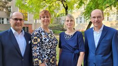 Hochschulleitung der KHSB – Prof. Dr. Reinhard Burtscher, Prof.‘in Dr. Gabriele Kuhn-Zuber, Prof.‘in Dr. Petra Mund, Kanzler Martin Wrzesinski stehen vor dem Hochschulgebäude