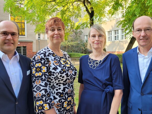 KHSB Hochschulleitung 2024 Hochschulleitung der KHSB – Prof. Dr. Reinhard Burtscher, Prof.‘in Dr. Gabriele Kuhn-Zuber, Prof.‘in Dr. Petra Mund, Kanzler Martin Wrzesinski stehen vor dem Hochschulgebäude